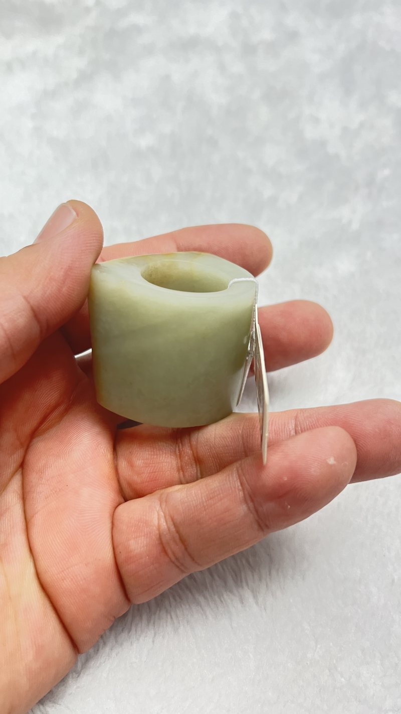 和田玉留皮马鞍形扳指 - 图3