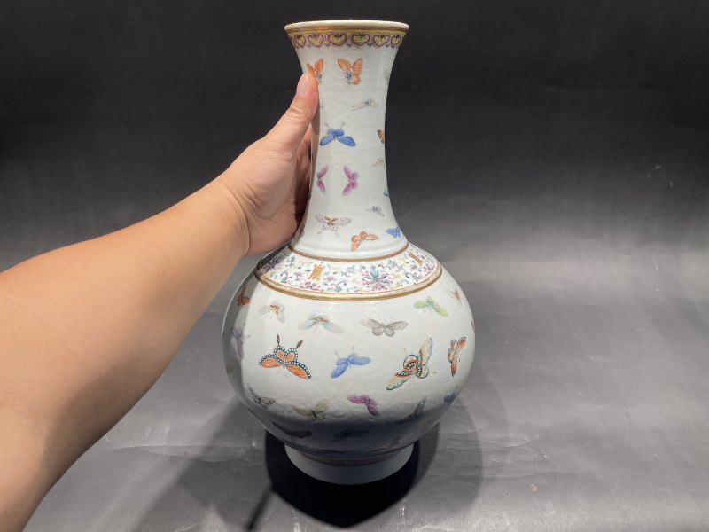 清光绪 粉彩百蝶纹赏瓶 - 图5