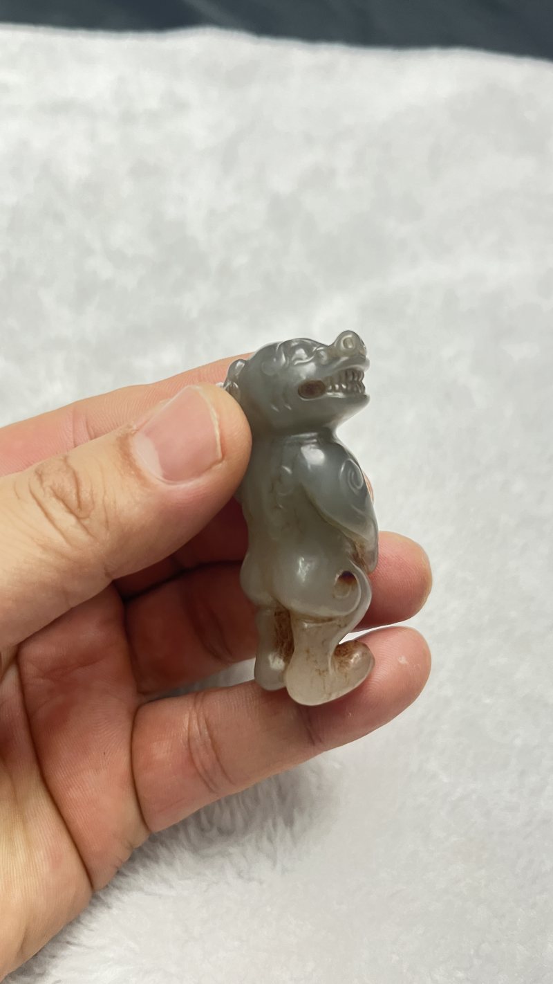 和田玉盼首熊形吊坠 - 图4