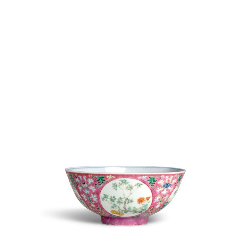 清道光 粉地軋道粉彩開光花卉紋碗 | A PINK-GROUND FAMILLE-ROSE SGRAFFIATO 'MEDALLION' BOWL
