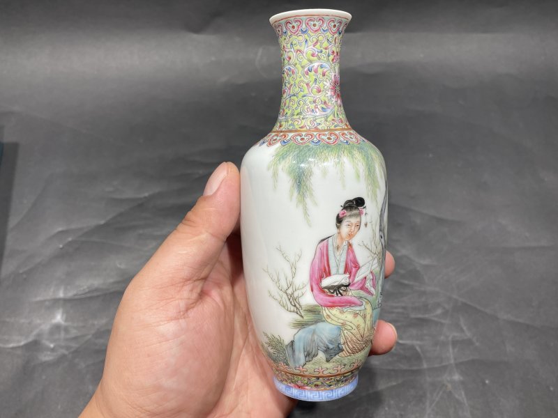民国 粉彩堂前教子人物故事图小赏瓶一对（附原盒） - 图6