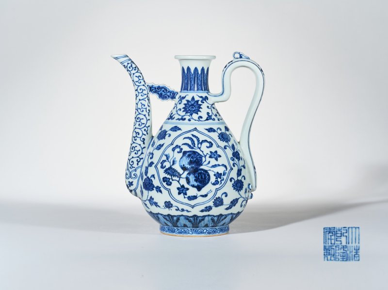 清乾隆 仿永乐青花开光花果纹执壶
