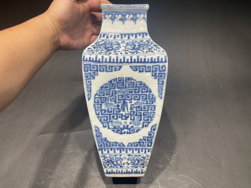 清乾隆 浆胎青花夔龙团寿纹方瓶 - 图3