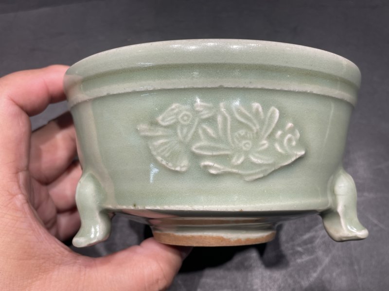 元 龙泉窑模印折枝花三足炉(配银盖） - 图4