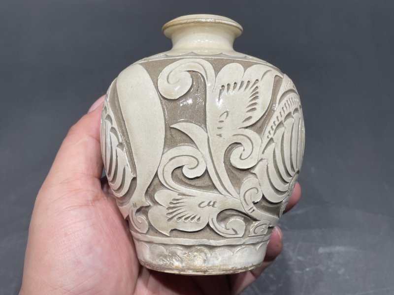 明 登封白沙窑白釉深刻剔花尊 - 图5
