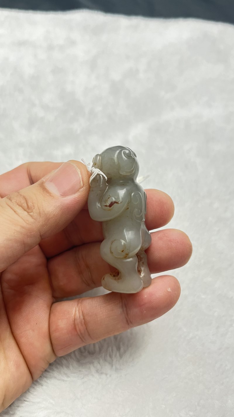 和田玉盼首熊形吊坠 - 图5