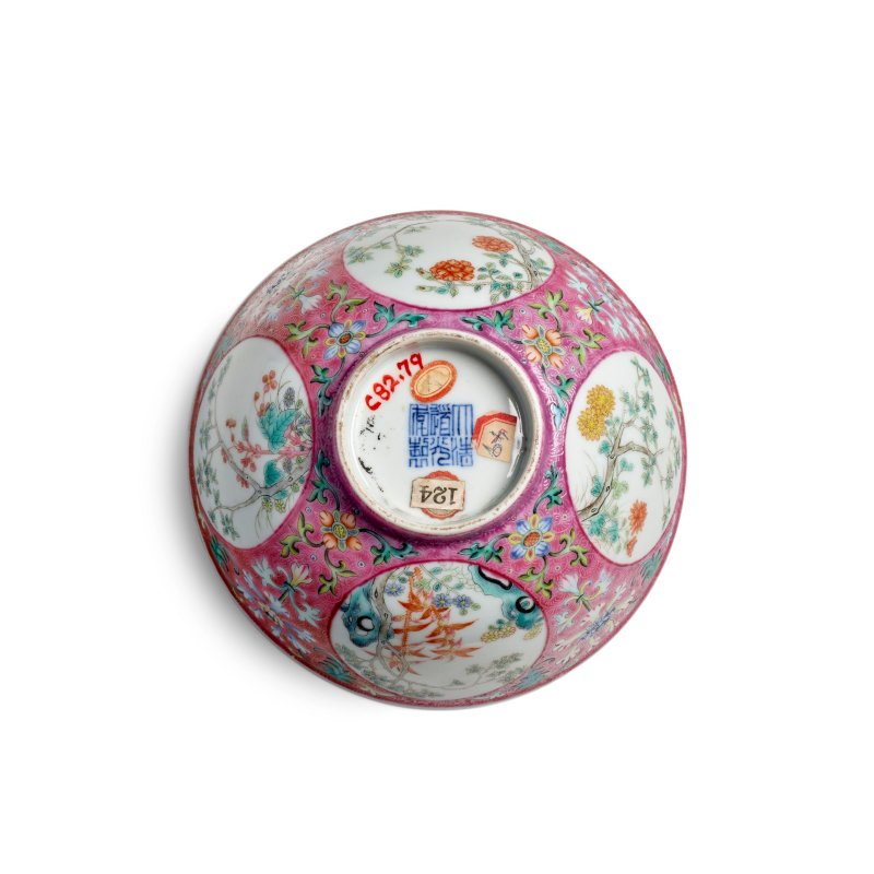 清道光 粉地軋道粉彩開光花卉紋碗 | A PINK-GROUND FAMILLE-ROSE SGRAFFIATO 'MEDALLION' BOWL - 图2
