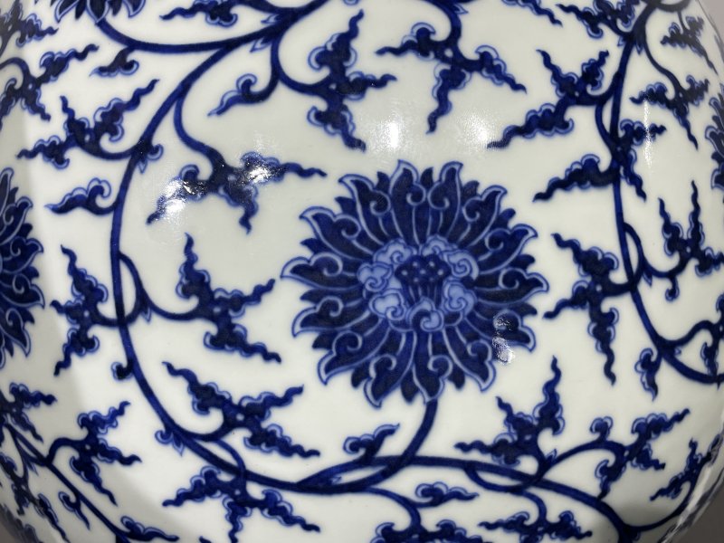 清乾隆 青花缠枝莲纹鹿头尊 - 图8