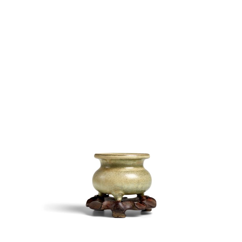 宋 或臨汝窯 河南青瓷琴爐 | A SMALL HENAN CELADON TRIPOD CENSER - 图2