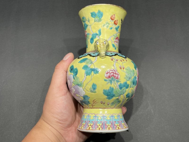 清光绪 黄地粉彩花卉象耳尊一对 - 图13