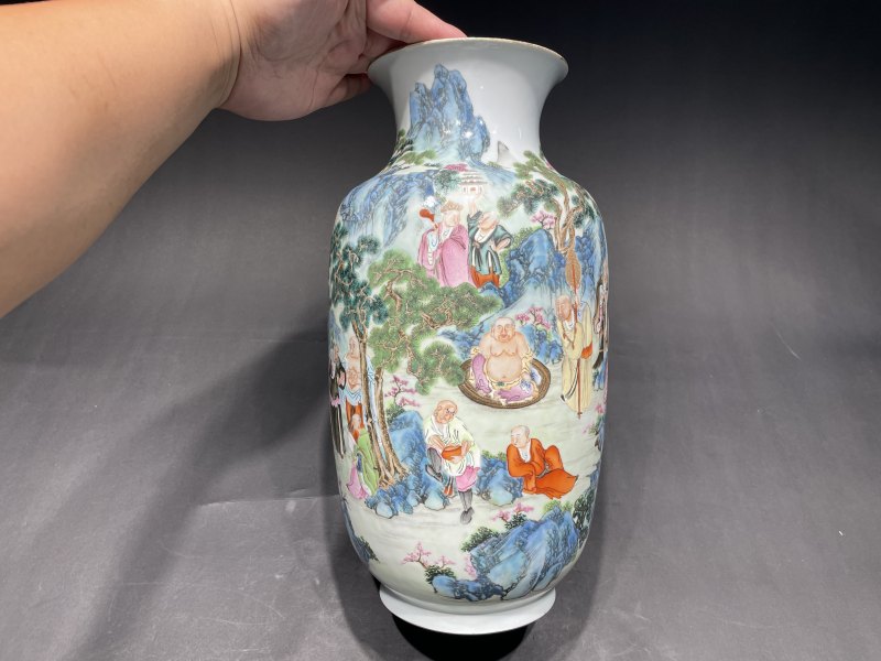 清乾隆 粉彩十八罗汉图灯笼瓶 - 图3
