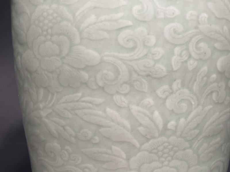 清康熙 豆青釉锥拱缠枝花卉观音尊 - 图9