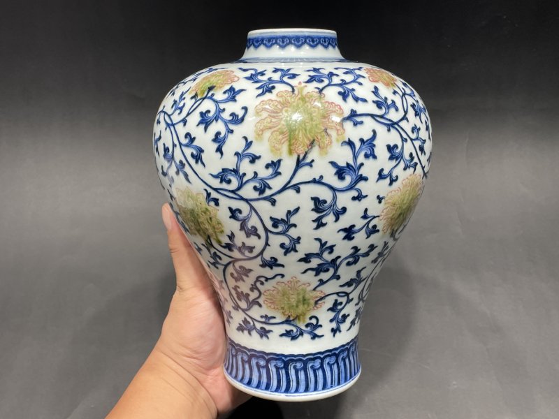 清乾隆 青花釉里红缠枝花卉纹梅瓶 - 图2
