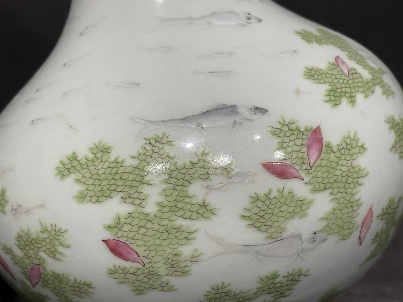 清道光 粉彩落花流水游鱼图瓶 - 图6