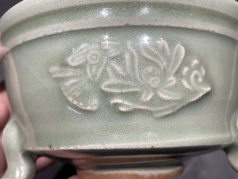 元 龙泉窑模印折枝花三足炉(配银盖） - 图5