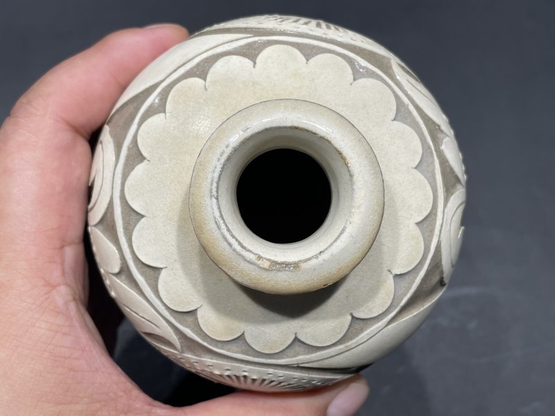 明 登封白沙窑白釉深刻剔花尊 - 图6