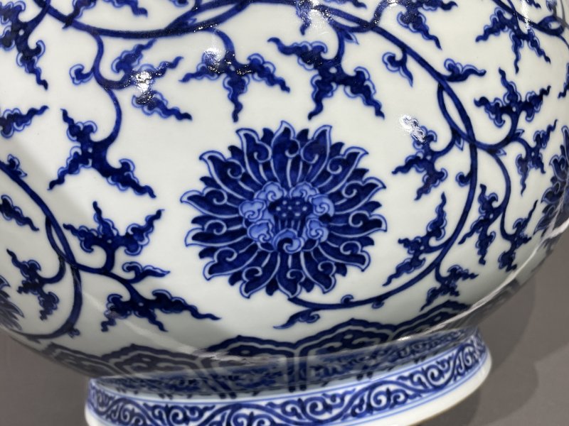 清乾隆 青花缠枝莲纹鹿头尊 - 图9