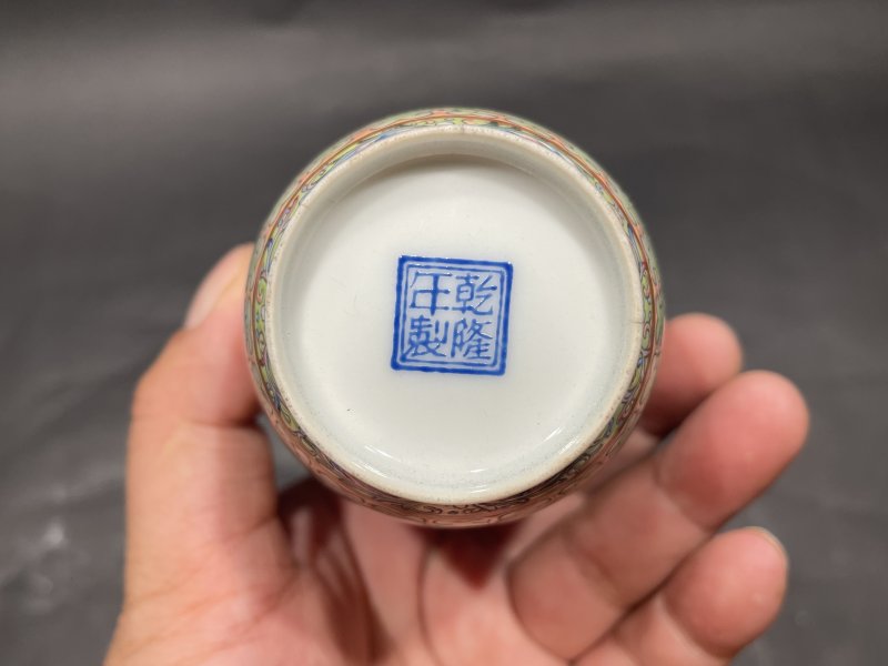 民国 粉彩堂前教子人物故事图小赏瓶一对（附原盒） - 图8