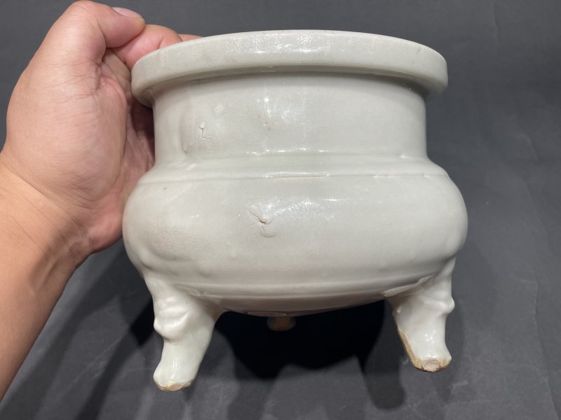 明 耀州窑月白釉狮腿三足炉 - 图4