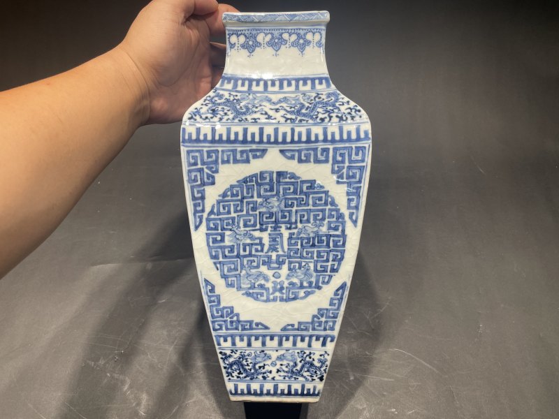 清乾隆 浆胎青花夔龙团寿纹方瓶 - 图5