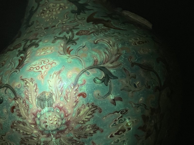 清乾隆 松石绿地洋彩福寿花卉如意万代双耳瓶 - 图14