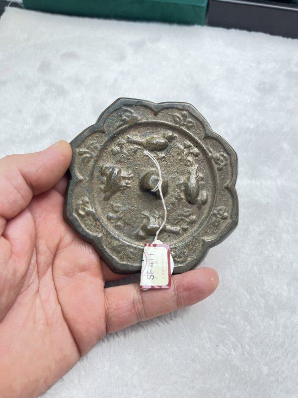 花鸟纹桥钮葵花形铜镜 - 图2