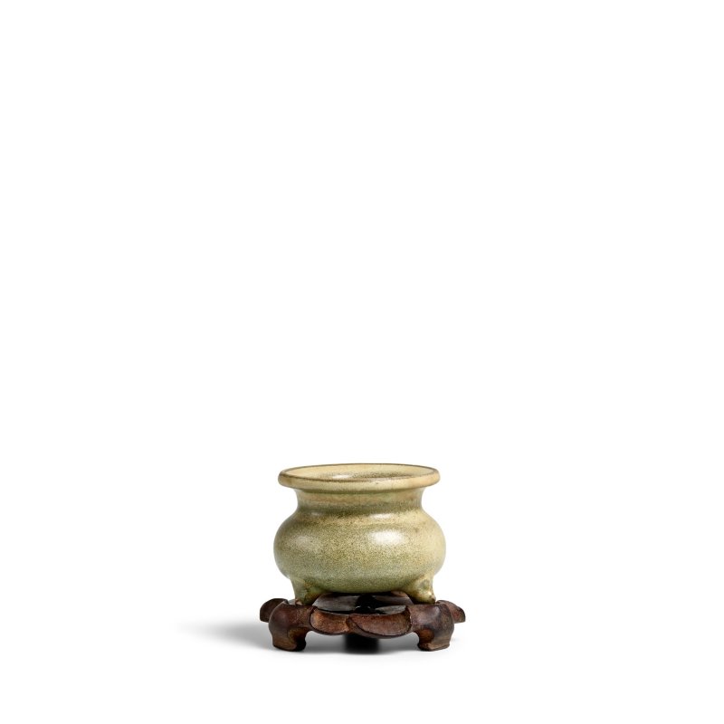 宋 或臨汝窯 河南青瓷琴爐 | A SMALL HENAN CELADON TRIPOD CENSER - 图3