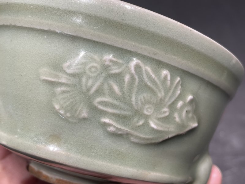 元 龙泉窑模印折枝花三足炉(配银盖） - 图6
