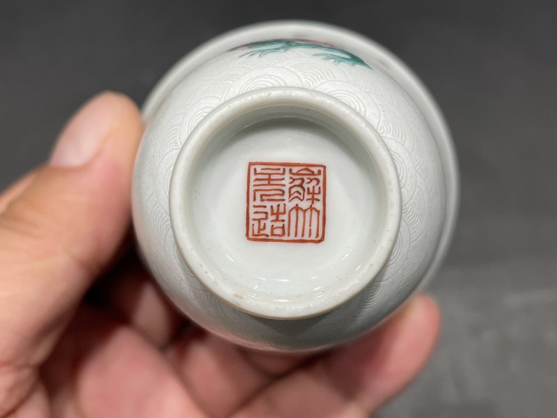 清道光 嶰竹主人造沥粉海水纹粉彩人物故事图铃铛杯一对 - 图14