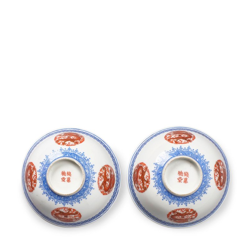 光緒晚期/民國 礬紅藍彩描金五爪團龍碗一對 | A PAIR OF BLUE-ENAMELED AND IRON-RED-DECORATED 'DRAGON' PORCELAIN BOWLS - 图2