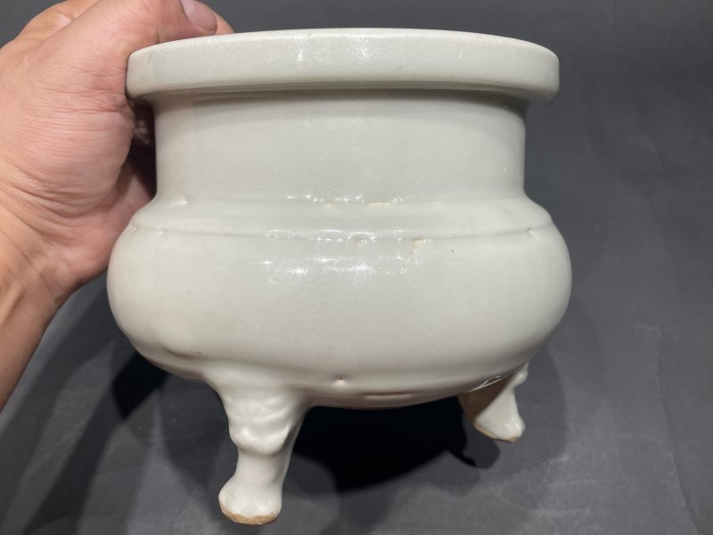 明 耀州窑月白釉狮腿三足炉 - 图5