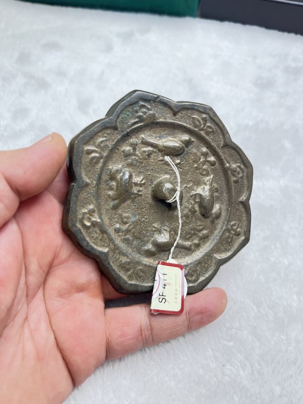 花鸟纹桥钮葵花形铜镜 - 图3