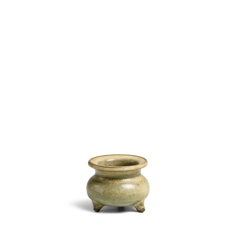 宋 或臨汝窯 河南青瓷琴爐 | A SMALL HENAN CELADON TRIPOD CENSER - 图4
