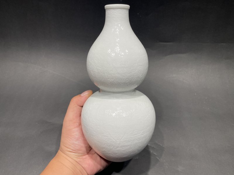 清乾隆 白釉仿定窑模印缠枝牡丹纹葫芦瓶 - 图3