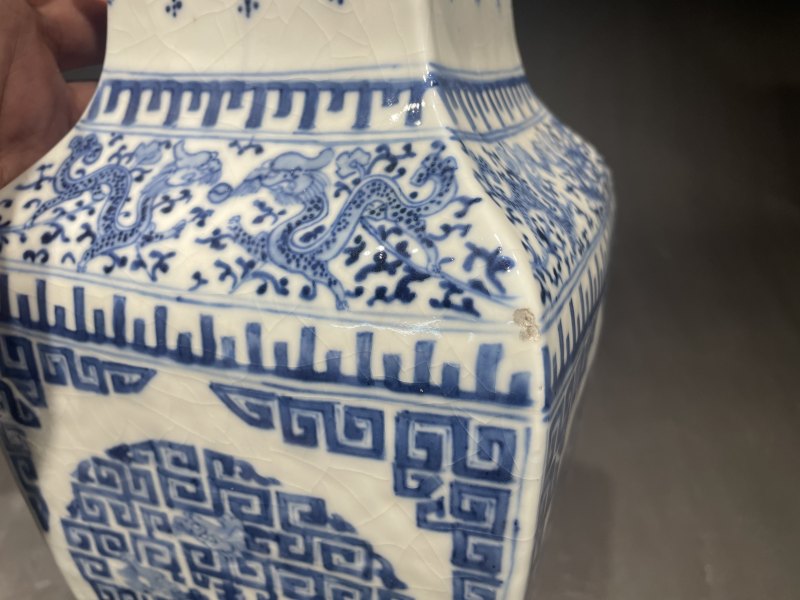 清乾隆 浆胎青花夔龙团寿纹方瓶 - 图6