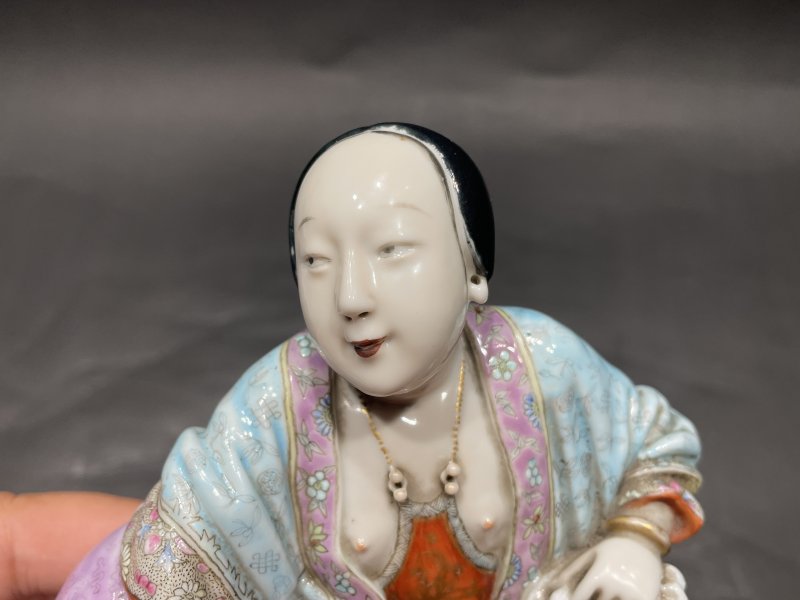 清中期 粉彩仕女人物造像摆件（带木座） - 图9