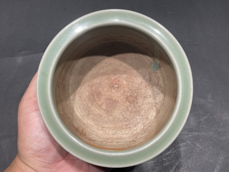 元 龙泉窑模印折枝花三足炉(配银盖） - 图7