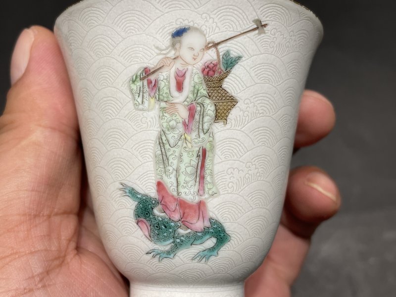 清道光 嶰竹主人造沥粉海水纹粉彩人物故事图铃铛杯一对 - 图15