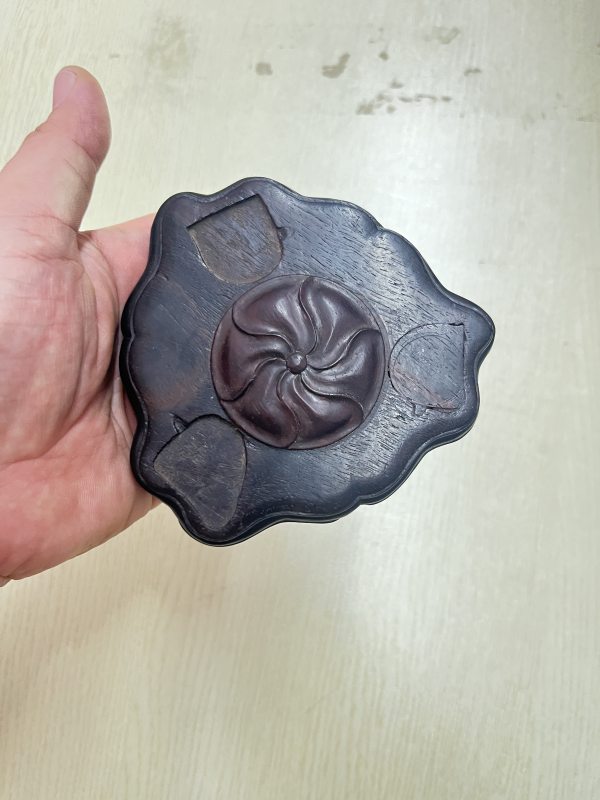 紫檀卷草纹花形器座 - 图2