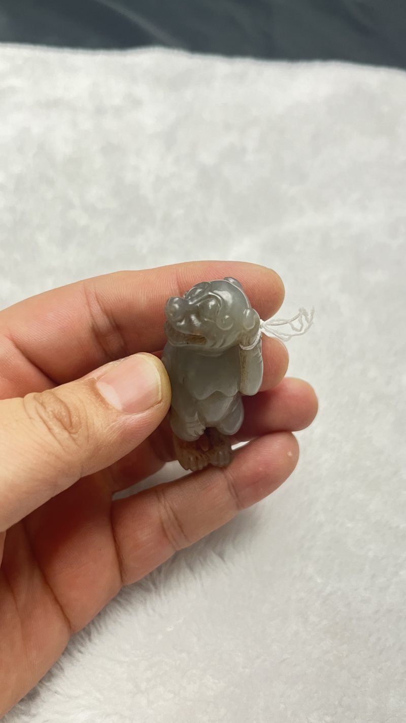 和田玉盼首熊形吊坠 - 图8