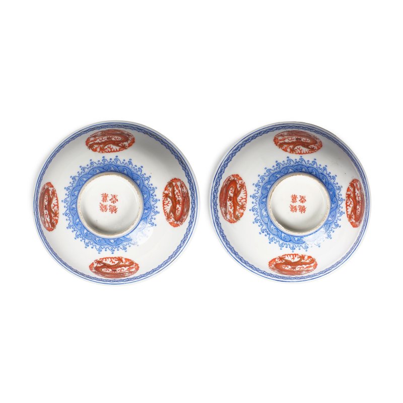光緒晚期/民國 礬紅藍彩描金五爪團龍碗一對 | A PAIR OF BLUE-ENAMELED AND IRON-RED-DECORATED 'DRAGON' PORCELAIN BOWLS - 图3