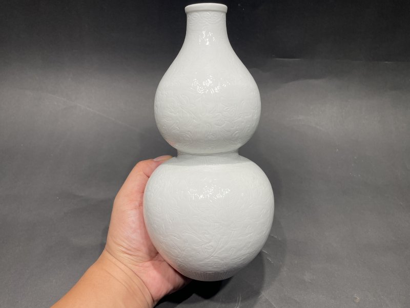 清乾隆 白釉仿定窑模印缠枝牡丹纹葫芦瓶 - 图4