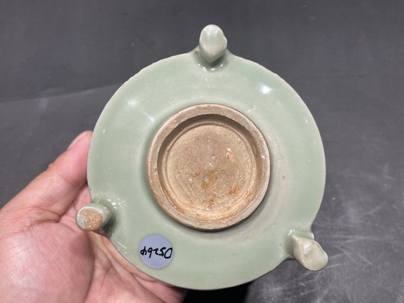 元 龙泉窑模印折枝花三足炉(配银盖） - 图8