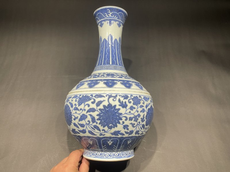 清光绪 青花缠枝莲纹赏瓶 - 图2