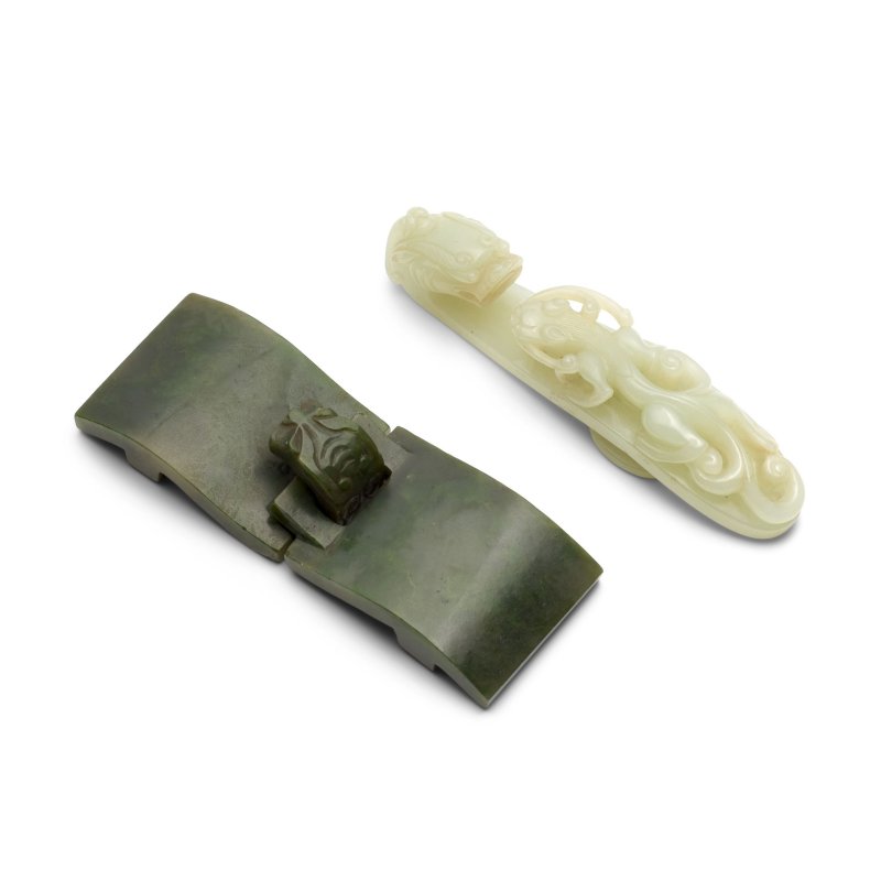 碧玉帶扣一套及白玉帶鈎一件 | ONE SPINACH-GREEN JADE BELT BUCKLE SET AND ONE WHITE JADE 'DRAGON' BELT HOOK