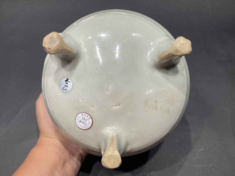 明 耀州窑月白釉狮腿三足炉 - 图7