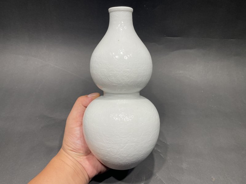 清乾隆 白釉仿定窑模印缠枝牡丹纹葫芦瓶 - 图5