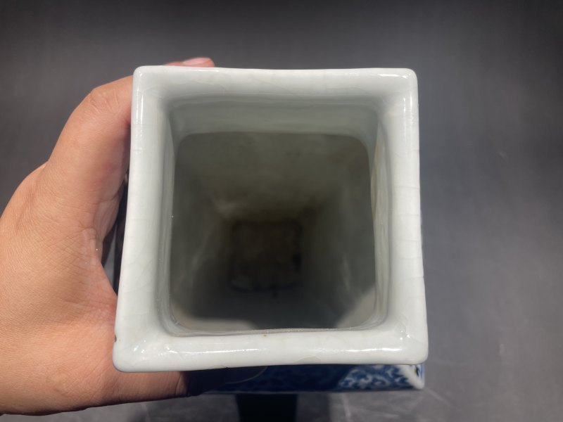 清乾隆 浆胎青花夔龙团寿纹方瓶 - 图8