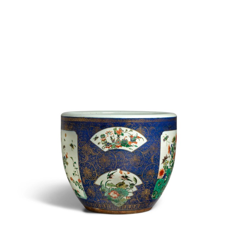 十九世紀 描金灑藍地五彩開光花鳥博古圖大缸 帶木座 | A GILT-DECORATED BLUE-GROUND FAMILLE-VERTE JARDINERE - 图2