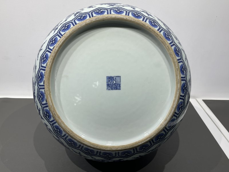 清乾隆 青花缠枝莲纹鹿头尊 - 图13